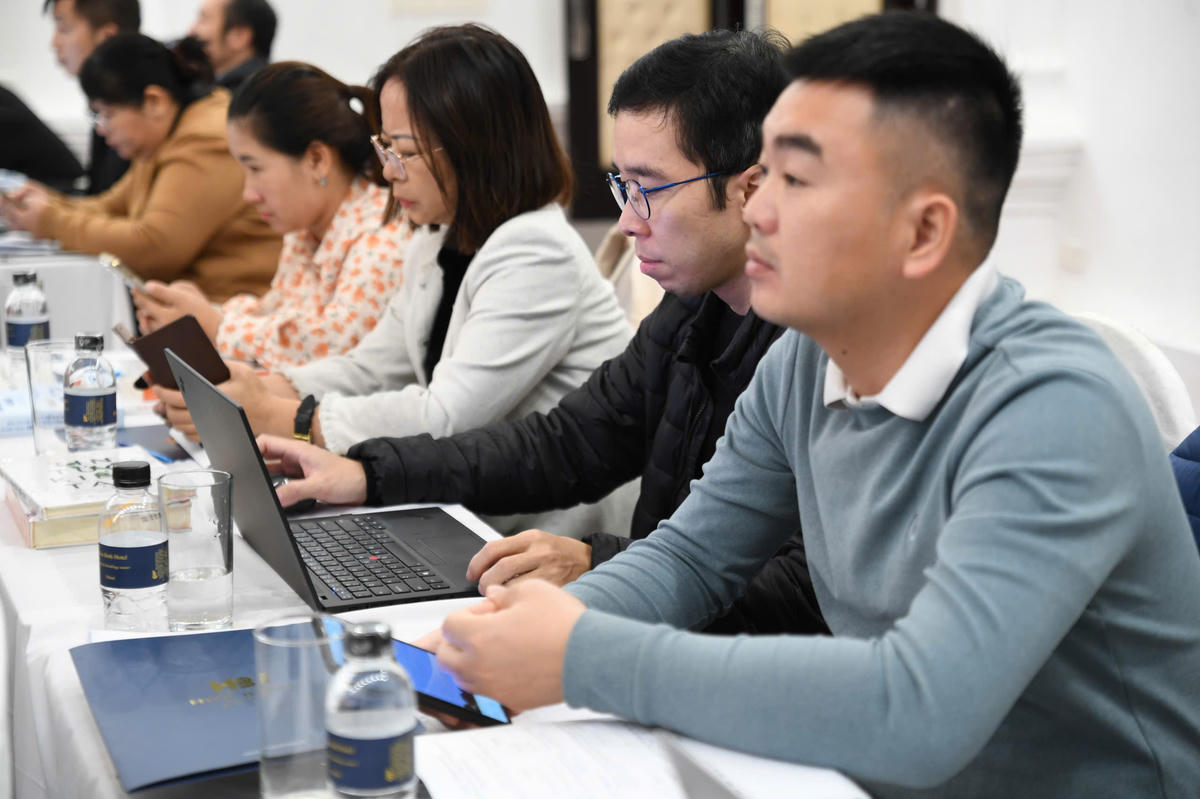 Phóng viên, biên tập viên lắng nghe những nguy cơ đe doạ đối với trẻ em trên không gian mạng. Ảnh: P. Sỹ.