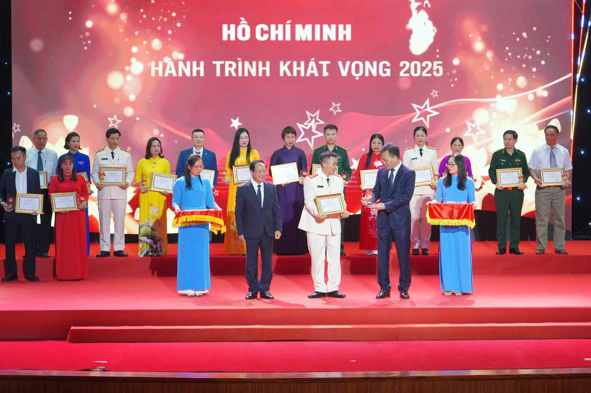 Bí thư Trung ương Đảng, Trưởng Ban Tuyên giáo và Dân vận Trung ương Trịnh Văn Quyết; Bí thư Tỉnh ủy Hưng Yên Nguyễn Hữu Nghĩa trao thưởng, tôn vinh các cá nhân điển hình trong học tập và làm theo Bác. Ảnh: Duy Hưng.&nbsp;