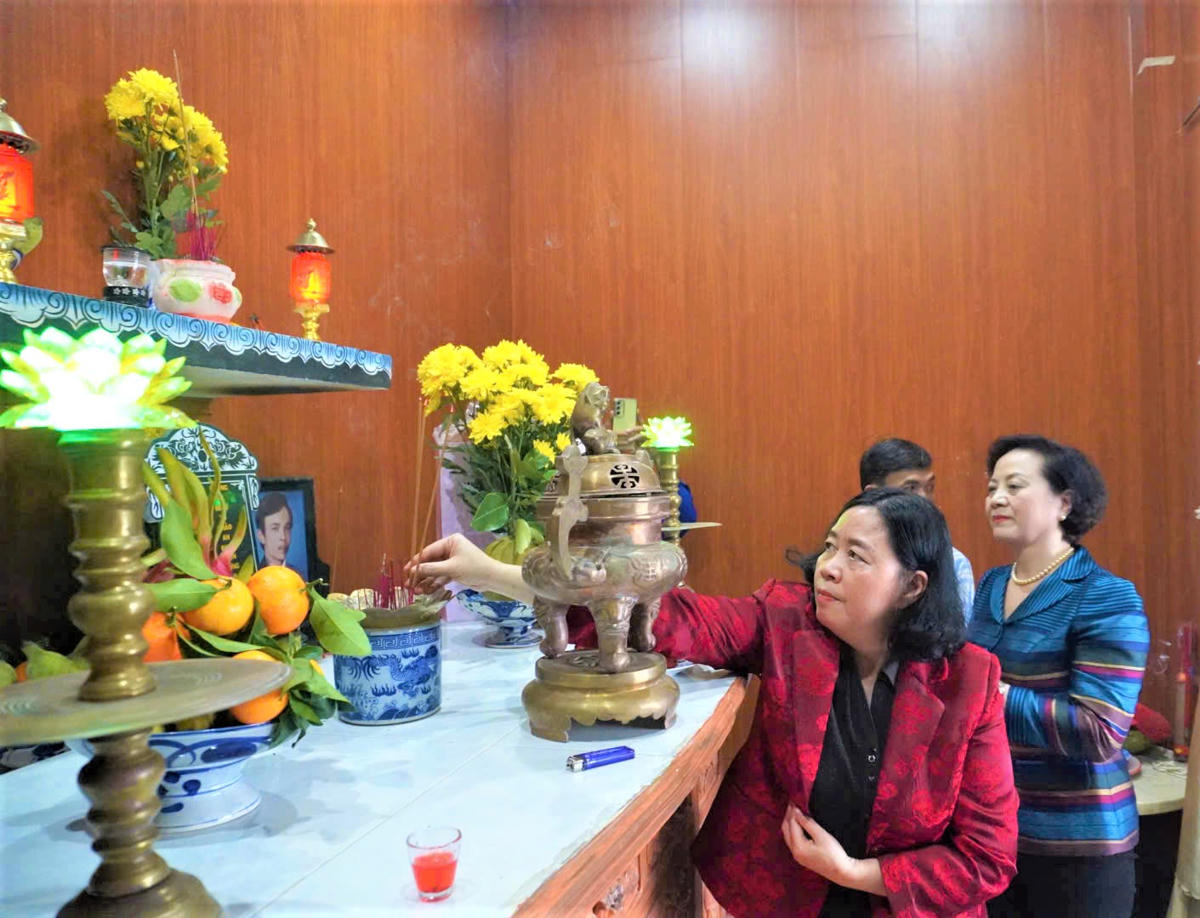 Chủ tịch Ủy ban Trung ương MTTQ Bùi Thị Minh Hoài dâng hương liệt sĩ, con Mẹ Việt Nam Anh hùng Nguyễn Thị Ngôn.&nbsp;Ảnh: Chí Đại.