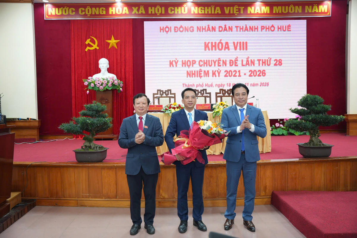 Đại biểu tặng hoa chúc mừng ông&nbsp;Trần Hữu Thùy Giang - Phó Chủ tịch UBND thành phố Huế, nhiệm kỳ 2021 - 2026. 