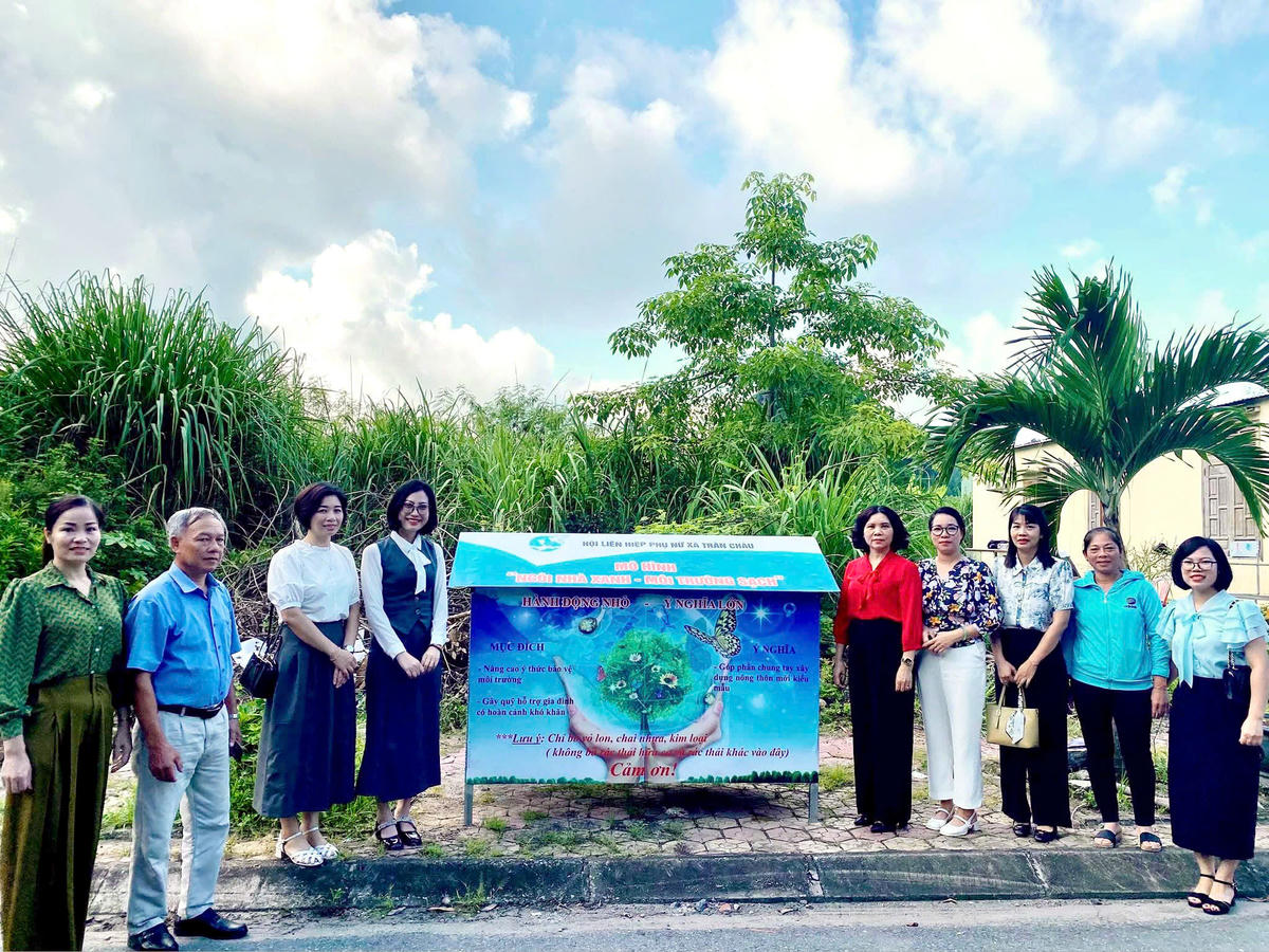 Mô hình "Ngôi nhà xanh - Môi trường xanh" do chị Liên (thứ 4, trái sang) và các hội viên phát động, triển khai. Ảnh: NVCC. 
