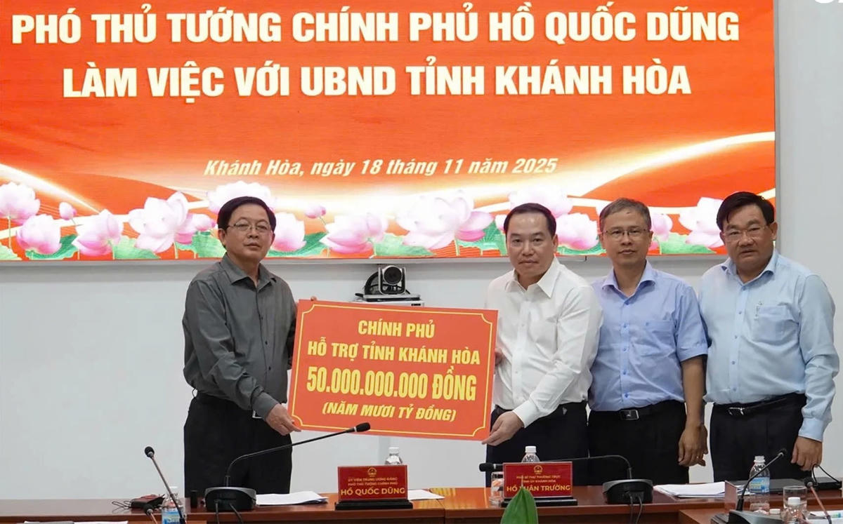 Phó Thủ tướng Chính phủ Hồ Quốc Dũng đại diện Chính phủ trao cho lãnh đạo tỉnh Khánh Hòa 50 tỷ đồng khắc phục thiệt hại do mưa lũ gây ra. (ảnh V.K)