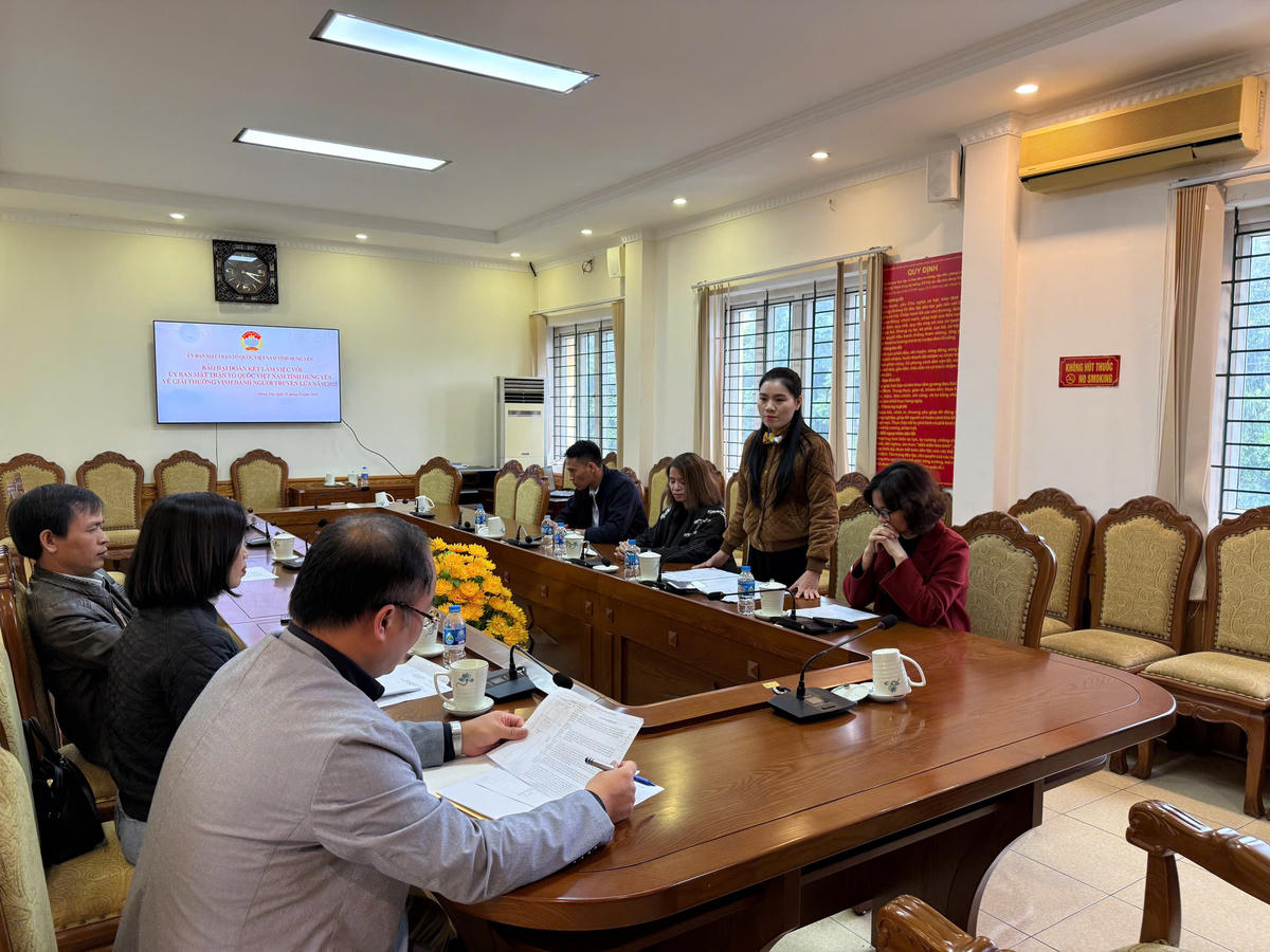 Cán bộ Ban chuyên môn của Ủy ban MTTQ Việt Nam tỉnh Hưng Yên thông tin về kết quả phối hợp tổ chức Chương trình tại tỉnh. Ảnh: Duy Hưng.