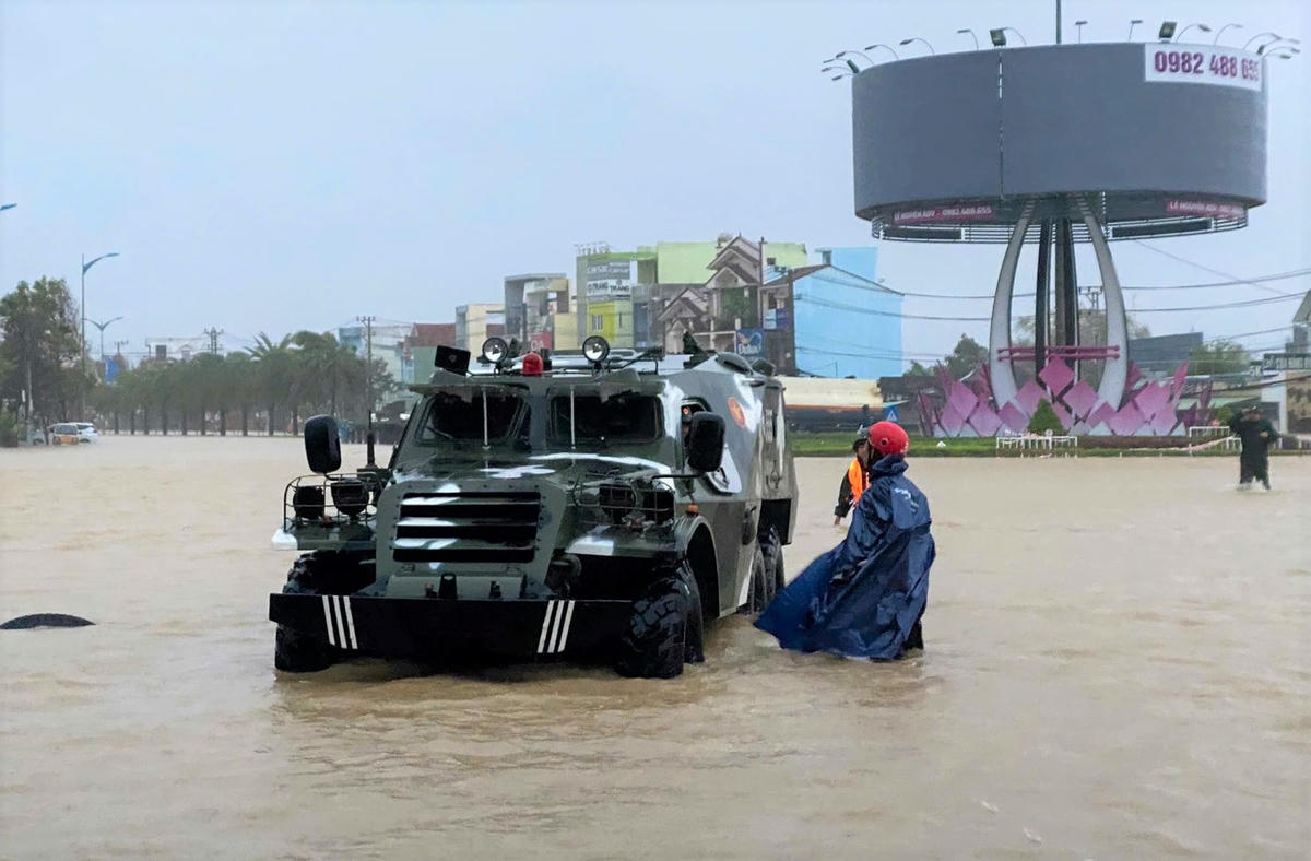 Lực lượng chức năng tỉnh Gia Lai huy động xe thiết giáp sơ tán dân vùng ngập nước. Ảnh: CV.