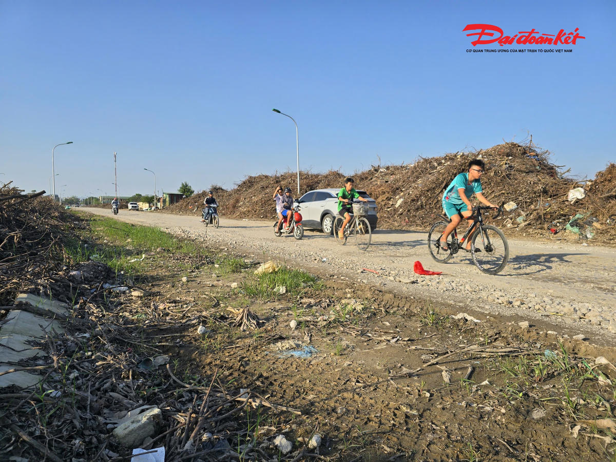 Tuy nhiên, sau gần hai tháng, lượng rác tại đây ngày càng lớn do người dân tiếp tục xả rác sinh hoạt, đồng thời nhiều khu dân cư cắt tỉa cây xanh, dẫn đến quá tải. Công ty đã bố trí hai tốp công nhân giám sát, thu gom rác ngay khi phát hiện người dân xả rác trái phép, đồng thời thu dọn rác tràn xuống đường để đảm bảo an toàn giao thông và phòng cháy chữa cháy. Ảnh: ĐB