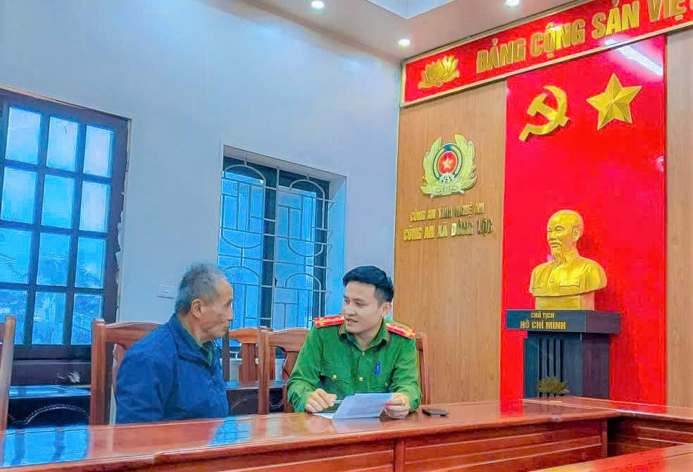 Cán bộ Công an xã Đông Lộc giải thích, hỗ trợ cho ông Q. Ảnh: Công an tỉnh Nghệ An.