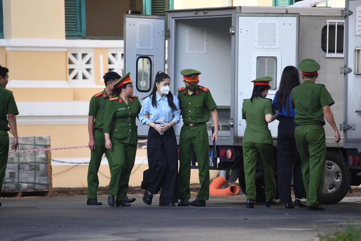 Bị cáo Nguyễn Thị Thái Hằng (Hằng Du Mục) được dẫn giải đến toà. Ảnh: T.Huỳnh.