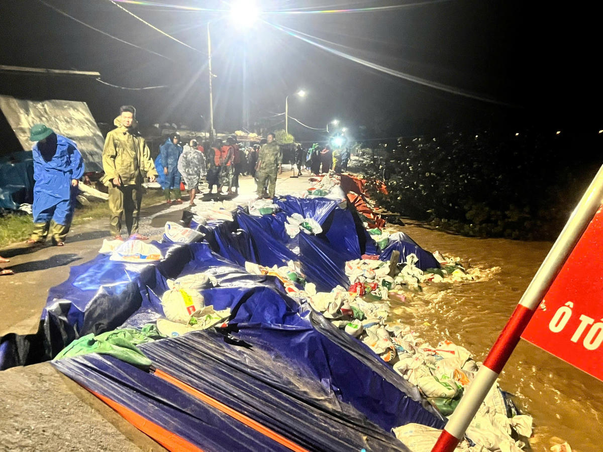 Cán bộ, chiến sĩ đang khẩn trương gia cố bờ kè An Lương. Ảnh: CV.