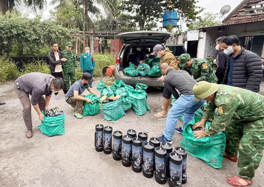 Lực lượng chức năng bắt giữ phương tiện vận chuyển các bình khí cười (N2O). Ảnh: BĐBP tỉnh Quảng Ninh.