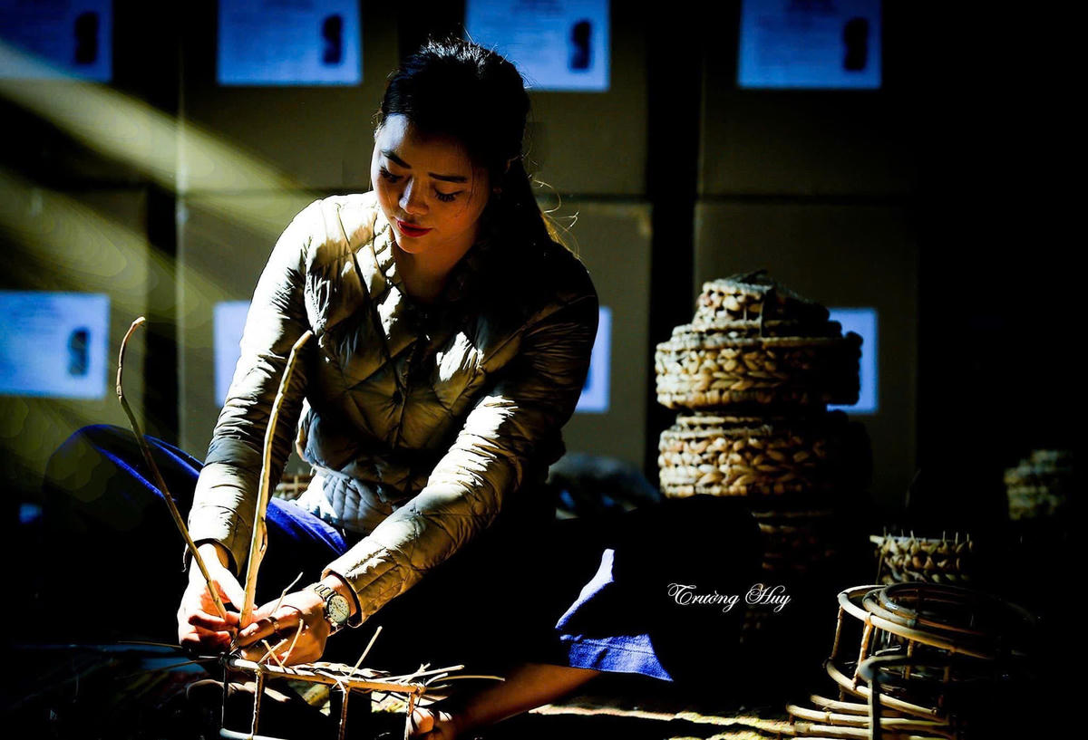 Trên giảng đường, chị Nhi là giáo viên, còn ở nhà xưởng, chị là một thợ cói. Ảnh: Trường Huy