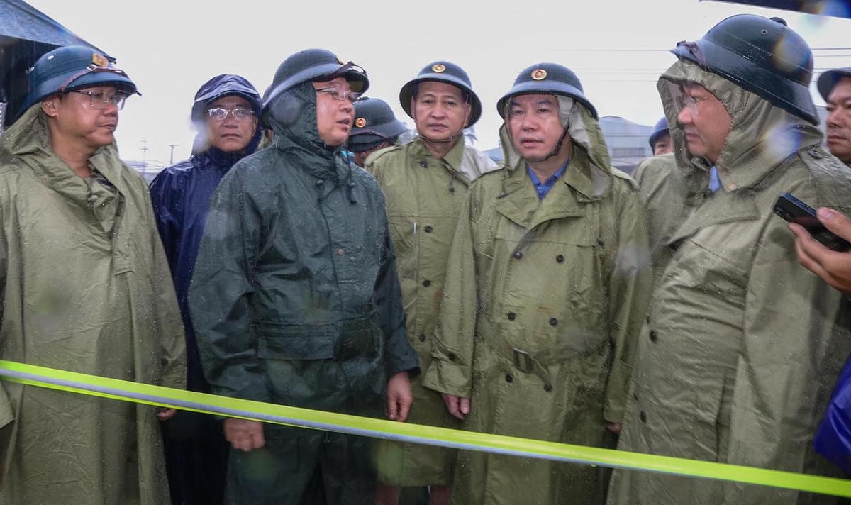 Phó Thủ tướng Chính phủ Hồ Quốc Dũng cùng đoàn công tác đã đi kiểm tra tình hình ngập lụt tại xã Diên Điền, tỉnh Khánh Hòa. (ảnh CTV)