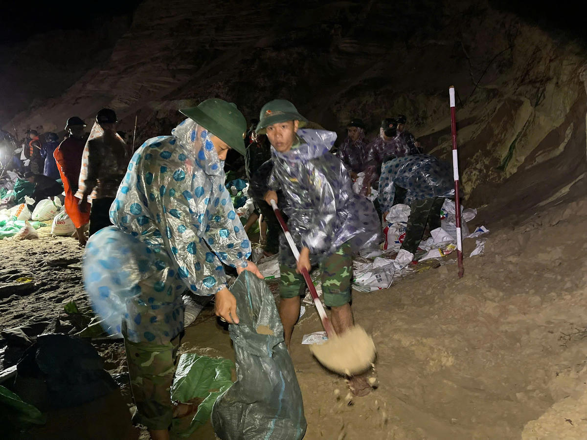 Cán bộ, chiến sĩ đang khẩn trương gia cố bờ kè An Lương. Ảnh: CV.