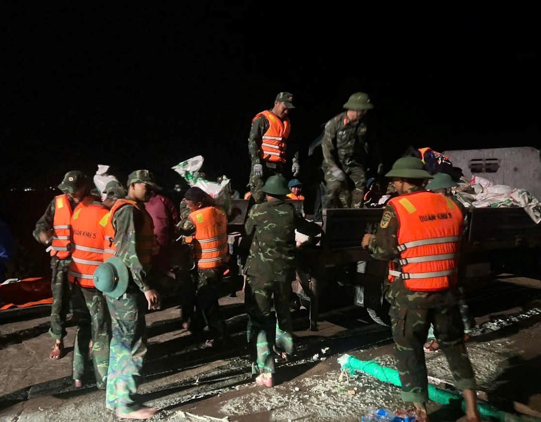 Lực lượng quân đội khẩn trương gia cố bờ kè trong đêm ngày 18/11. Ảnh: CV.