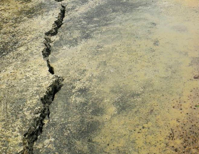 Vết lún nứt trong khuôn viên sở Công an xã Hùng Sơn. Ảnh: CV.