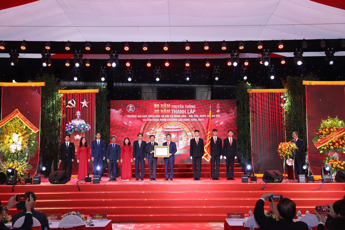 Thay mặt lãnh đạo Đảng, Nhà nước, Phó Thủ tướng Lê Thành Long đã trao tặng Huân chương Lao động hạng Nhất cho Trường Đại học Khoa học Xã hội và Nhân văn, vì đã có thành tích xuất sắc đột xuất trong công tác đào tạo nguồn nhân lực và nghiên cứu khoa học, góp phần vào sự nghiệp xây dựng chủ nghĩa xã hội và bảo vệ Tổ quốc.