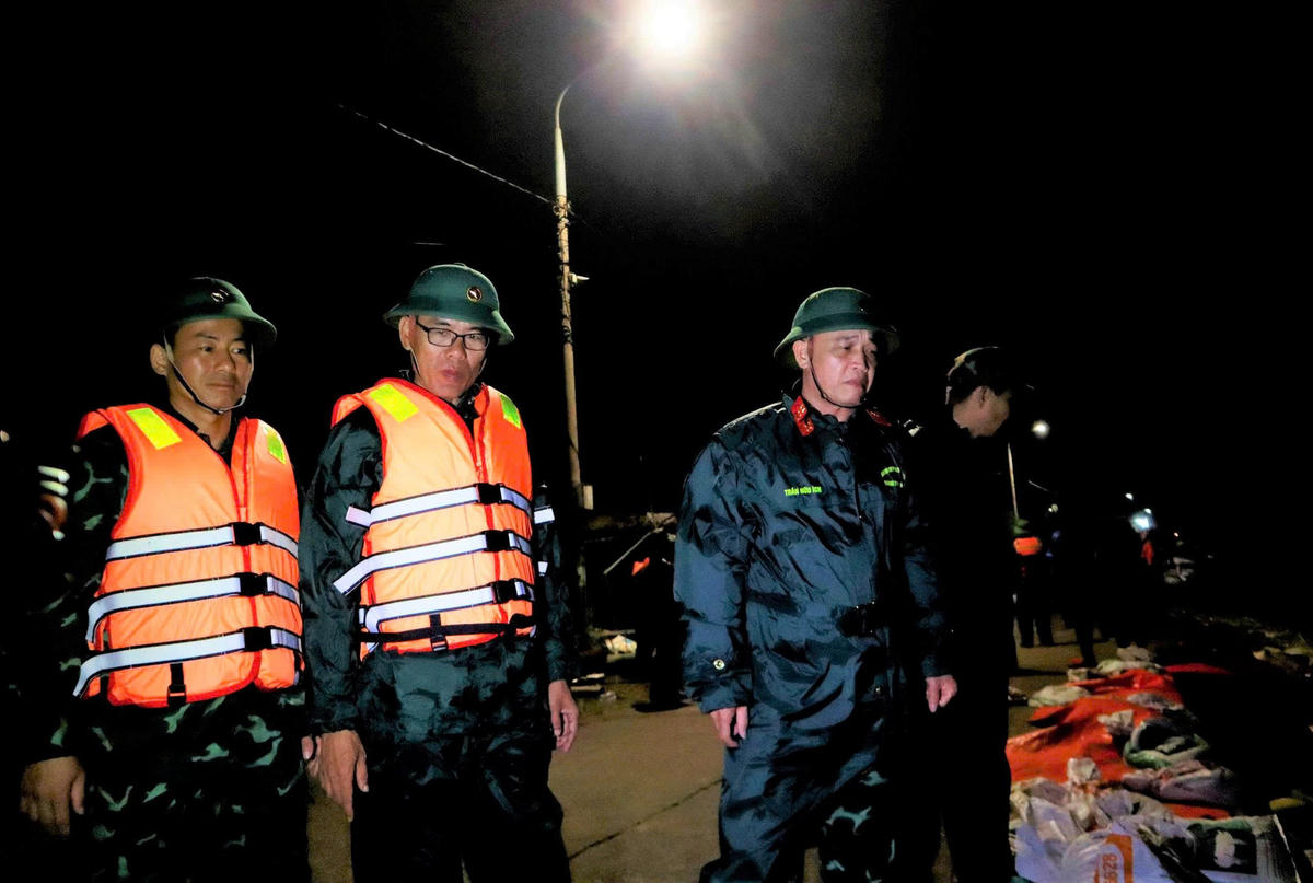 Đại tá Trần Hữu Ích (bên phải), Chỉ huy trưởng Bộ CHQS TP Đà Nẵng trực tiếp chỉ đạo tại khu vực điểm sạt lở bờ kè An Lương. Ảnh: CV.