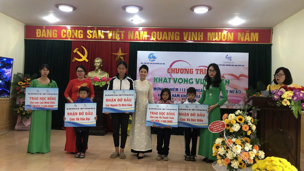 Các em nhỏ được trao học bổng từ chương trình "Mẹ đỡ đầu". Ảnh: NVCC. 