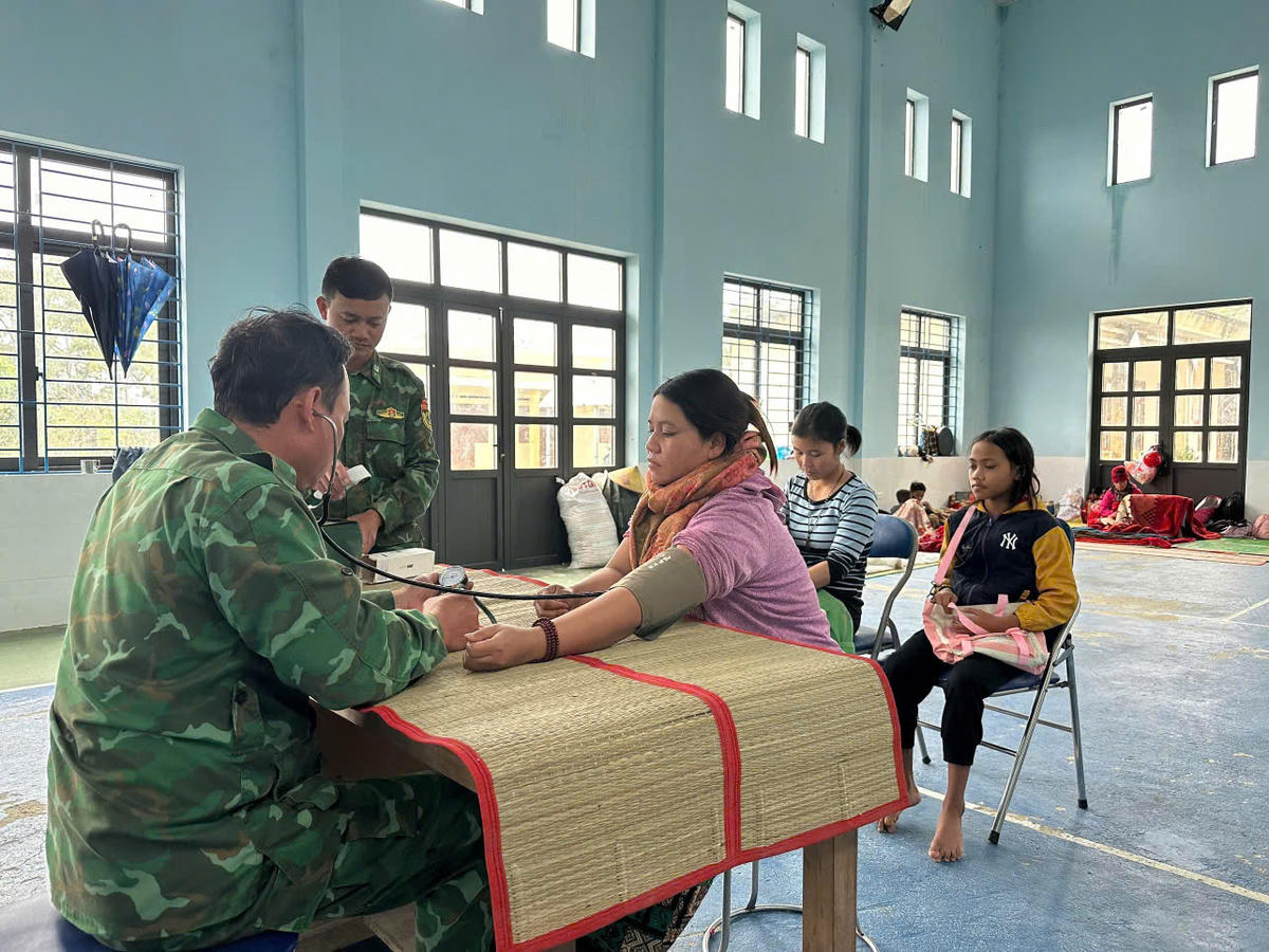 Cán bộ, chiến Đồn&nbsp;Biên phòng Ga Ry kiểm tra sức khỏe cho người dân. Ảnh: CV.