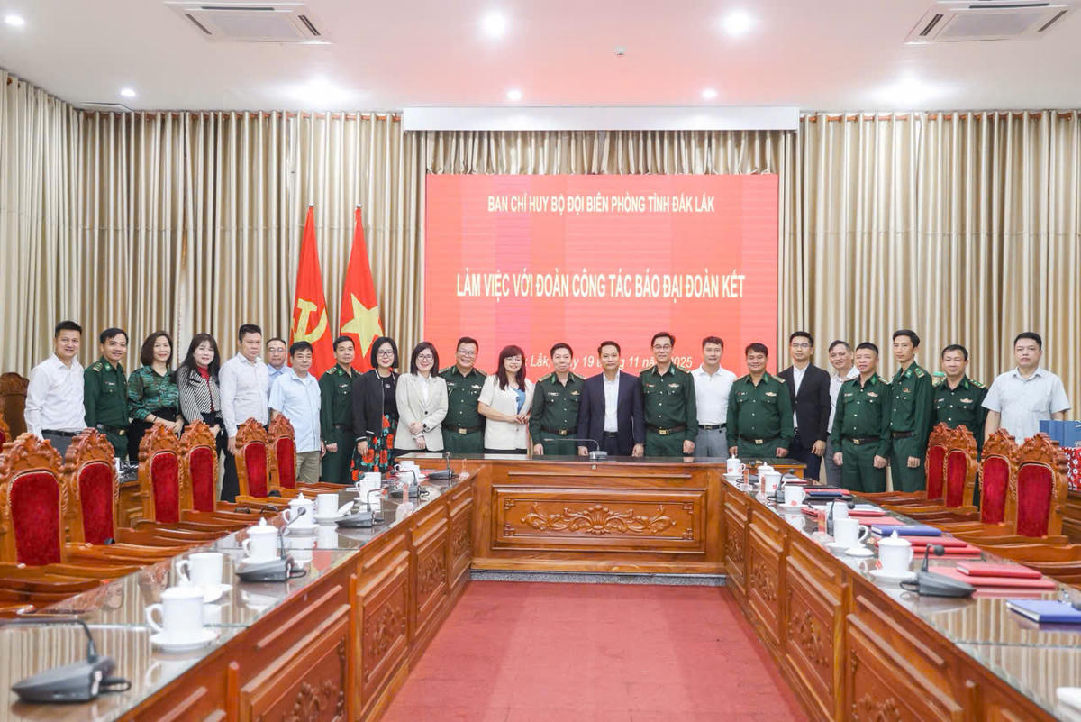 Đoàn công tác của Báo Đại đoàn kết chụp ảnh lưu niệm cùng Ban Chỉ huy Bộ đội biên phòng tỉnh Đắk Lắk. ảnh: Quang Vinh.