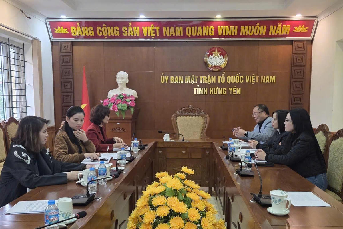 TS Nguyễn Đăng Khang, Phó Tổng Biên tập Báo Đại đoàn kết và Phó Chủ tịch Ủy ban MTTQ Việt Nam tỉnh Hưng Yên Đặng Thị Chiên trao đổi về việc phối hợp tổ chức, lan tỏa Chương trình "Vinh danh Người truyền lửa". Ảnh: Duy Hưng