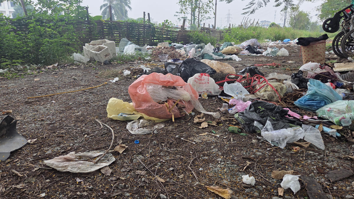 Hồ nước trở thành bãi rác.