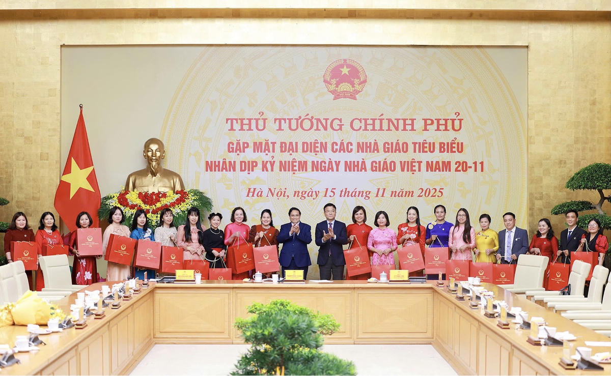 Cô Tuyết cùng các giáo viên tiêu biểu được vinh dự gặp mặt Thủ tướng Phạm Minh Chính nhân dịp kỷ niệm Ngày Nhà giáo Việt Nam 20/11. Ảnh: NVCC