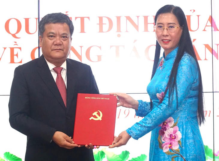 
Bà Bùi Thị Quỳnh Vân, Phó Trưởng Ban Tổ chức Trung ương trao quyết định điều động, chỉ định ông Trần Phong giữ chức Phó bí thư Tỉnh ủy Khánh Hòa. (ảnh X.H)
