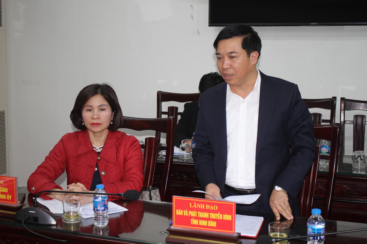 Đại diện cơ quan báo chí địa phương trao đổi tại buổi họp báo. Ảnh: Đình Minh