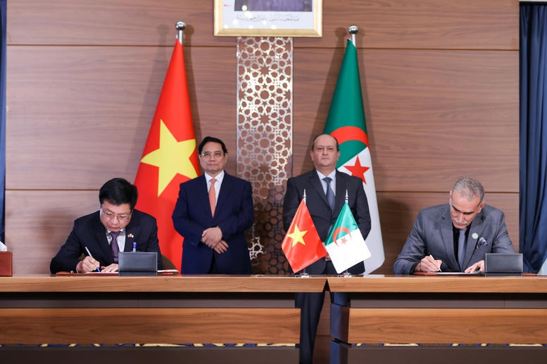 Thủ tướng Phạm Minh Chính và Thủ tướng Sifi Ghrieb chứng kiến lễ ký Bản ghi nhớ giữa VCCI và Phòng Thương mại và Công nghiệp Algeria (CACI) - Ảnh: VGP/Nhật Bắc