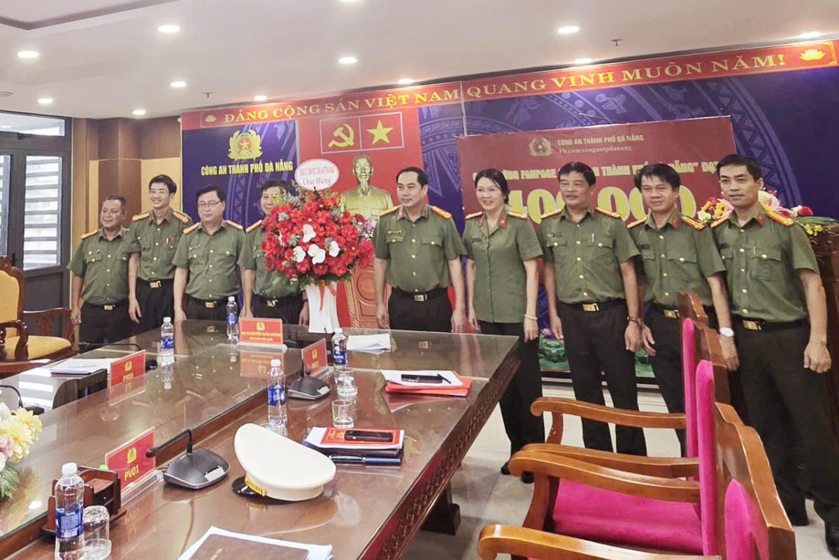 Đại tá Nguyễn Xuân Hoàng, Phó Giám đốc CATP tặng hoa chúc mừng Phòng Công tác Chính trị. Ảnh: Doãn Hùng.