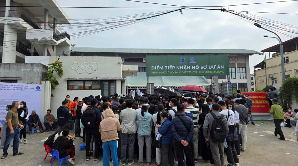 Xếp hàng chờ nộp hồ sơ mua nhà ở xã hội. Ảnh minh hoạ.