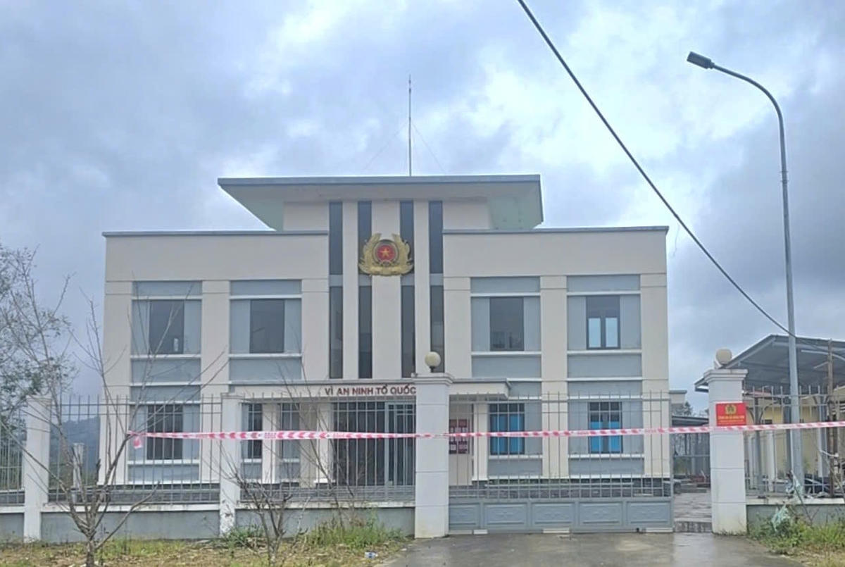 Trụ sở Công an xã Hùng Sơn đã được phong tỏa, căng dây cảnh báo. Ảnh: CV.