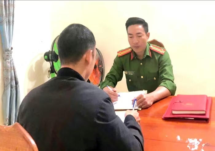 Công an xã Đức Minh làm việc với&nbsp;T.V.H. Ảnh: CAĐM