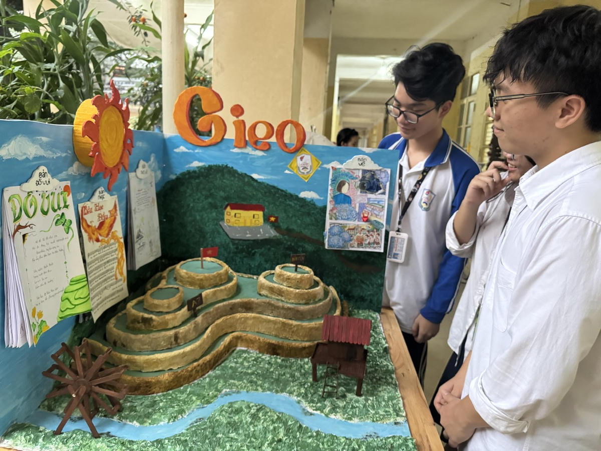 Học sinh Trường THPT Lê Quý Đôn tham gia thiết kế các sản phẩm tranh, báo tường. Ảnh: N.H.