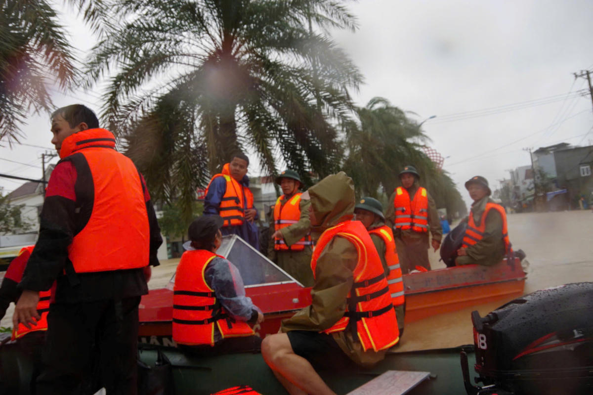 Lữ đoàn 573 sử dụng ca nô sơ tán người dân vùng ngập nước sâu. Ảnh: CV.. 