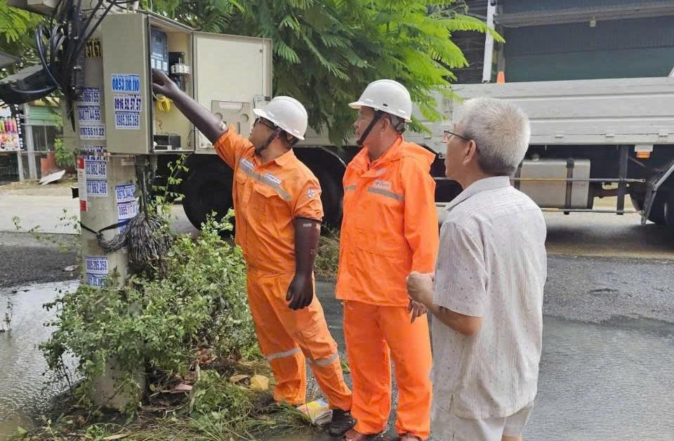 Công nhân điện lực khôi phục cấp điện cho khách hàng. Ảnh: Ngọc Thạch.