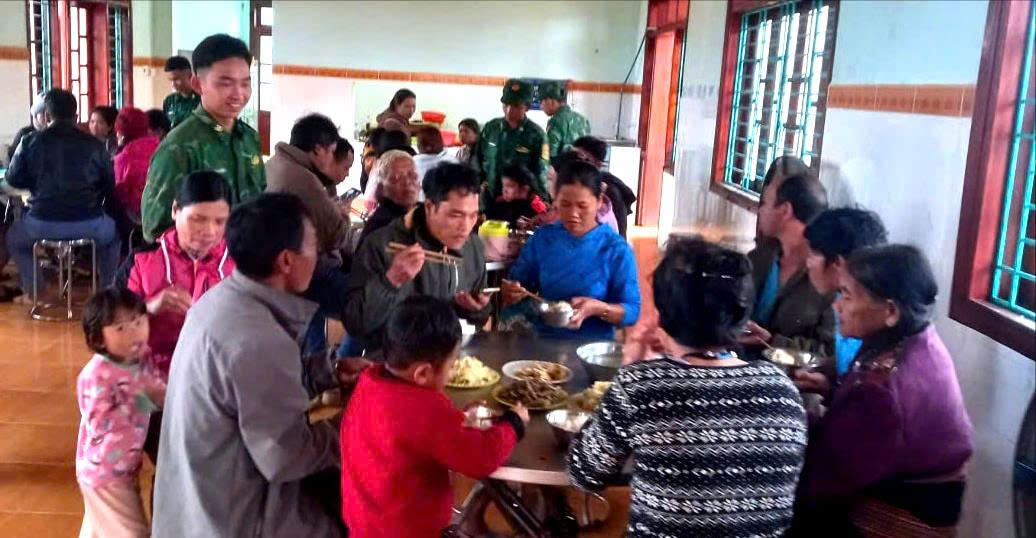 Những bữa cơm miễn phí cho người dân vùng sạt lở núi. Ảnh: CV.