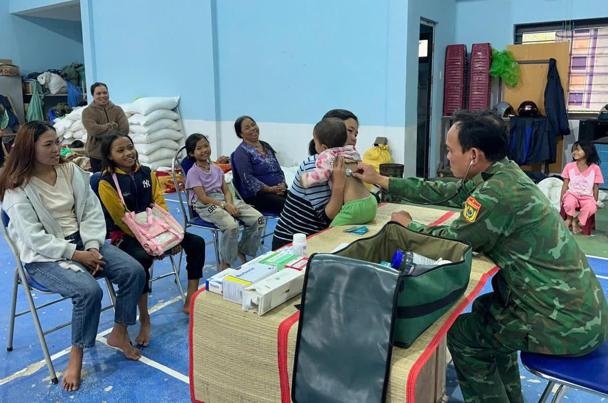 Cán bộ, chiến sĩ của Đồn Biên phòng Ga Ry thăm khám sức khỏe cho người dân vùng sạt lở. Ảnh: CV.