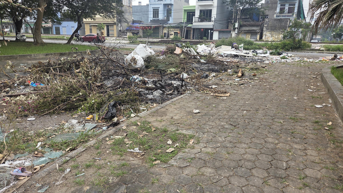 Từ đường Giải Phóng rẽ vào hồ là sự nhếch nhác, đầu tường ven hồ là ngập ngụa rác thải. Ảnh: Nam Dương.