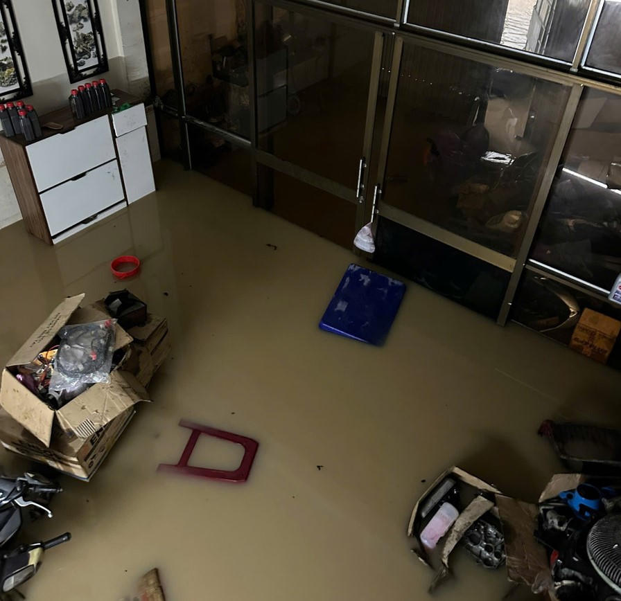 Một số nhà dân ở phường Quy Nhơn Bắc nước tràn vào. Ảnh: CV.