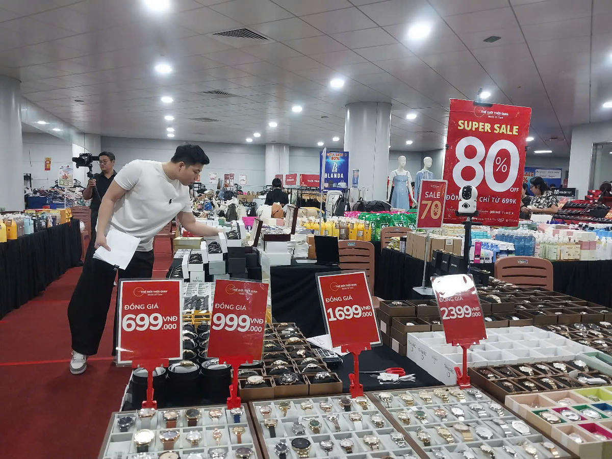 TP Hồ Chí Minh liên tục tổ chức nhiều chương trình giảm giá sâu. Ảnh: S.X