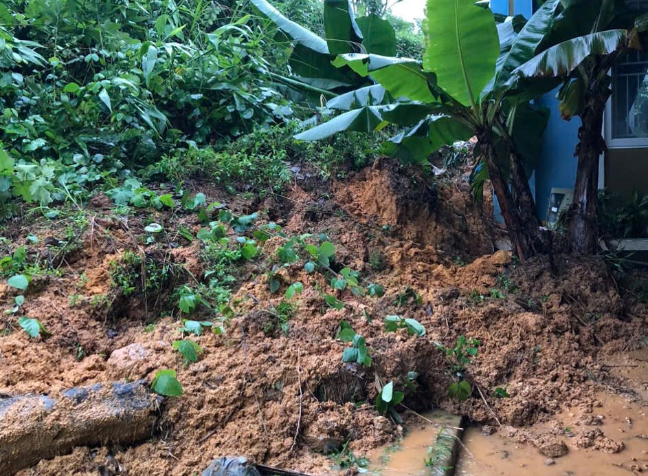 Đất đá tràn xuống khu vực phía đông của khu nhà ở bán trú và nhà công vụ giáo viên. Ảnh: CV.