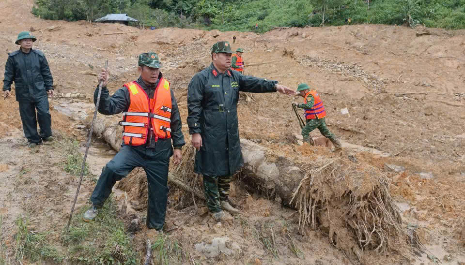 Lực lượng chức năng đang triển khai công tác tìm kiếm nạn nhân mất tích còn lại. Ảnh: CV.