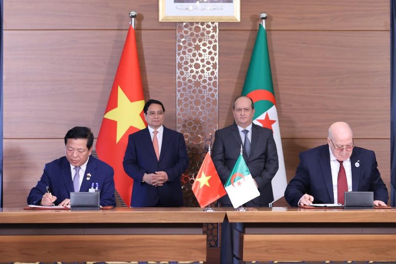 Thủ tướng Phạm Minh Chính và Thủ tướng Cộng hòa Algeria Sifi Ghrieb chứng kiến lễ ký Biên bản kỳ họp lần thứ 13 Ủy ban Hỗn hợp hợp tác kinh tế, khoa học và kỹ thuật Việt Nam - Algeria - Ảnh: VGP/Nhật Bắc