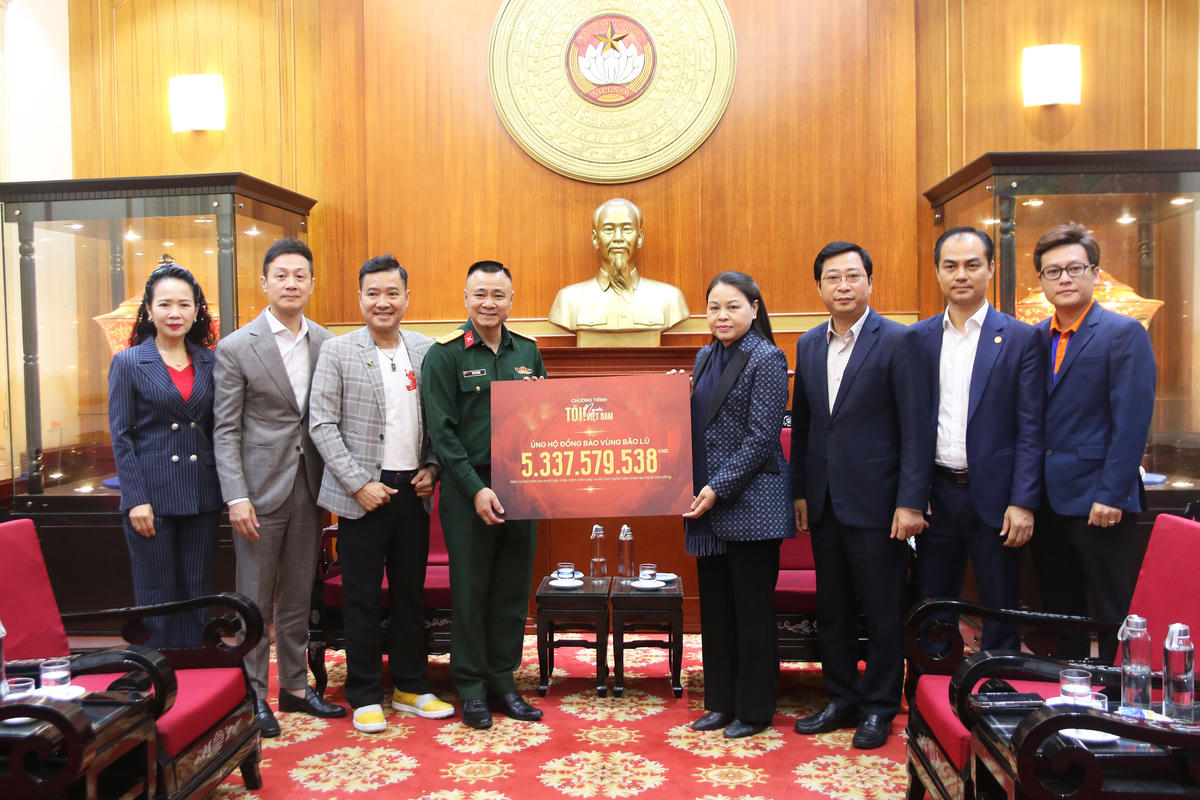 Phó Chủ tịch - Tổng Thư ký Nguyễn Thị Thu Hà tiếp nhận ủng hộ từ Chương trình ca nhạc “Tôi! Người Việt Nam”. Ảnh: Tiến Đạt.