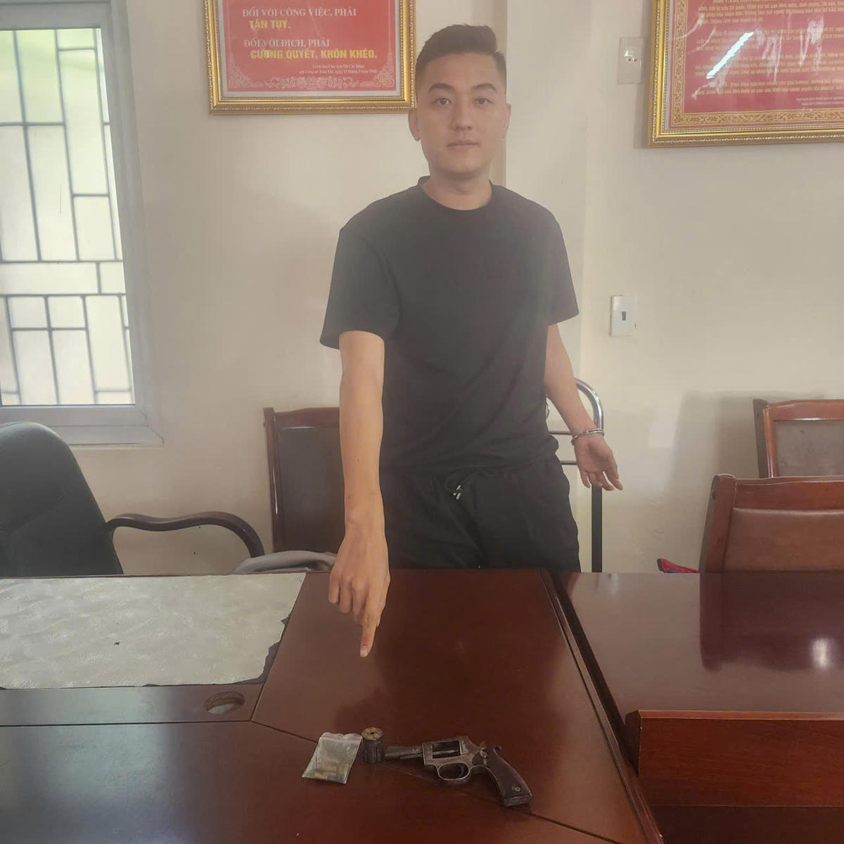 Đối tượng Lê Thái Hà và tang vật. Ảnh: Công an tỉnh Quảng Ninh.