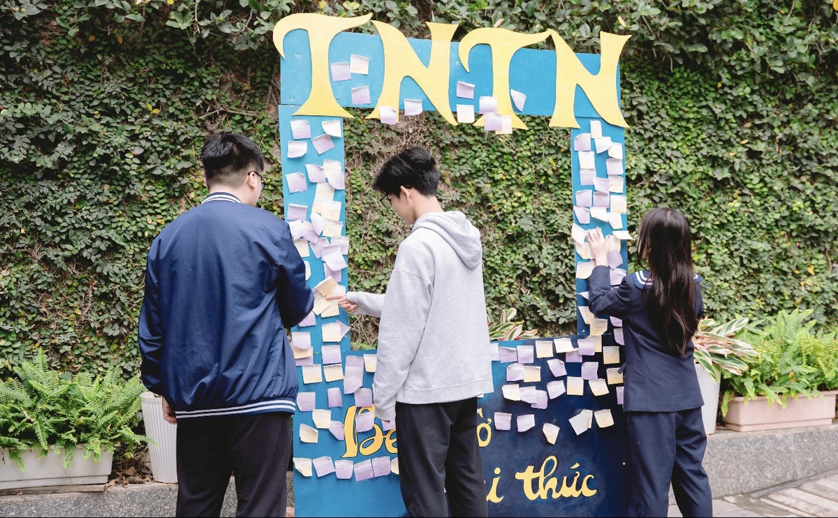 Học sinh&nbsp;Trường THCS&amp;THPT Lương Thế Vinh tham gia hoạt động chào mừng Ngày Nhà giáo Việt Nam. Ảnh: NTCC