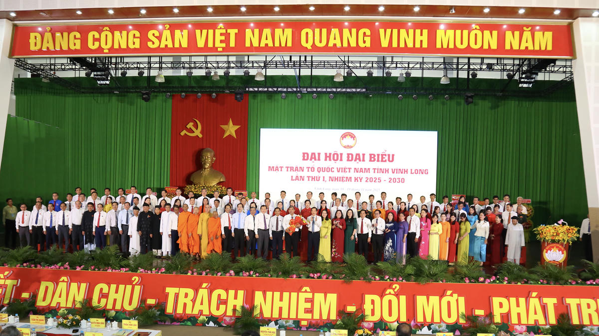 Ông Nguyễn Thái Học - Phó Bí thư Đảng ủy MTTQ, các đoàn thể Trung ương và&nbsp;Bí thư Tỉnh uỷ Vĩnh Long Trần Văn Lâu tặng hoa chúc mừng&nbsp;Ủy ban MTTQ Việt Nam tỉnh Vĩnh Long khóa I, nhiệm kỳ 2025 - 2030. (ảnh: Thanh Tiến)
