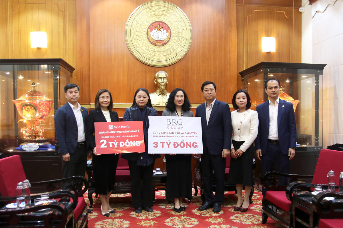 Phó Chủ tịch - Tổng Thư ký Nguyễn Thị Thu Hà tiếp nhận ủng hộ từ&nbsp;BRG Group và Ngân hàng TMCP Đông Nam Á - SeABank. Ảnh: Tiến Đạt.