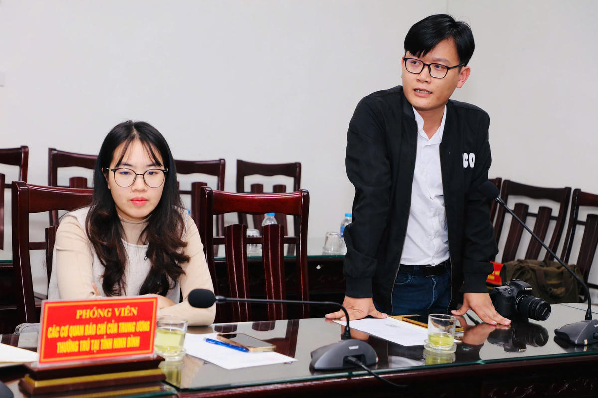 Phóng viên Báo Đại đoàn kết trao đổi tại buổi họp báo. Ảnh: Đức Lam